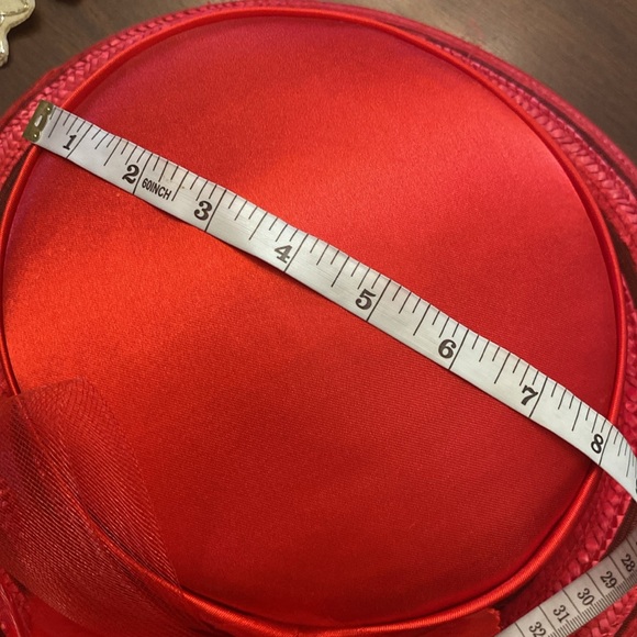 🌹Red Vintage woman’s 💯 draw dress hat with feathers and big side Rose 13.5”RND - Picture 6 of 12